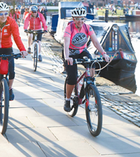 20170725_Women_cycling_on_a_canal_3000.1500995646