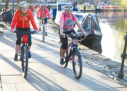 20170725_Women_cycling_on_a_canal_3000.1500995646